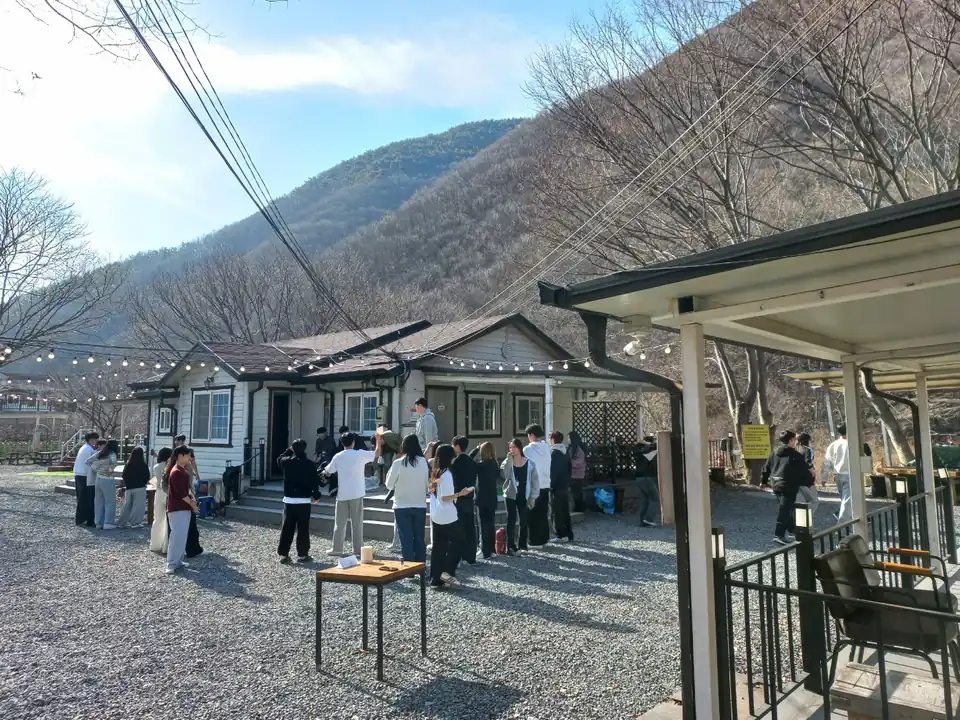 대학교 MT 참가자들이 단체숙소에 도착한 모습