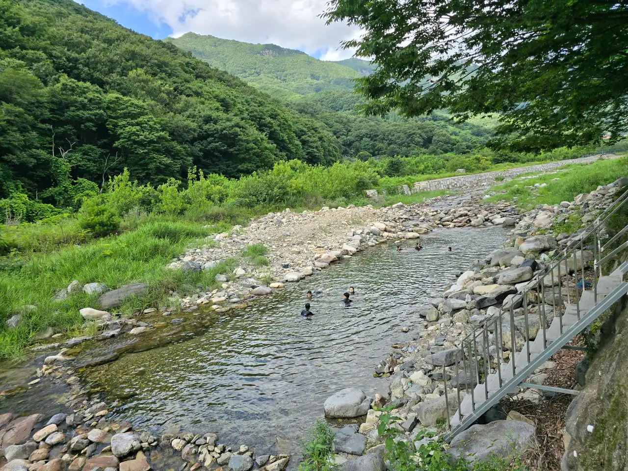 밀양 산과 계곡을 따라 조성된 단체 숙소 주변 풍경