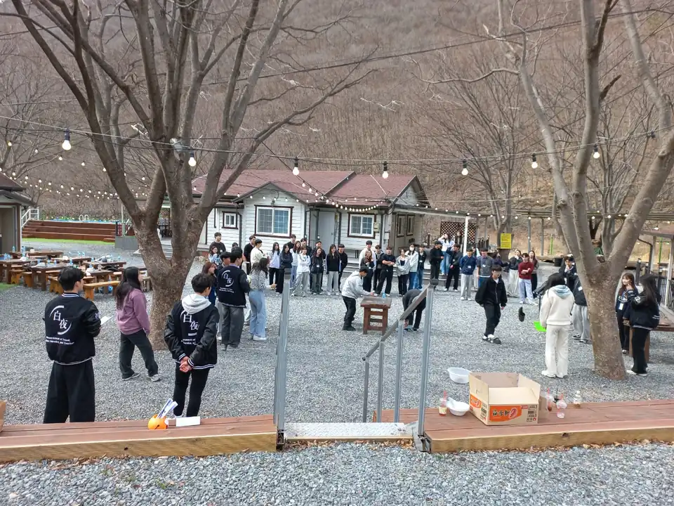 단체가 실제 야외 공간에서 팀 활동을 진행하는 모습